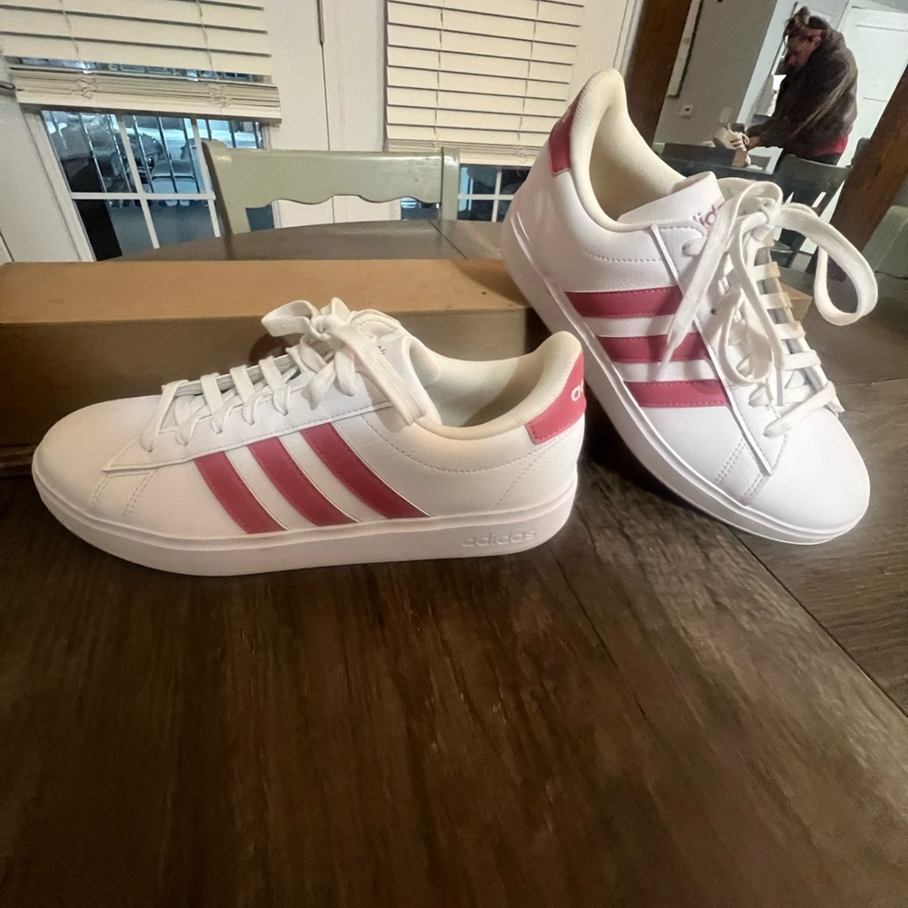 Adidas Women’s Grand Court Cloud Form Tennis Shoes Size 8.5